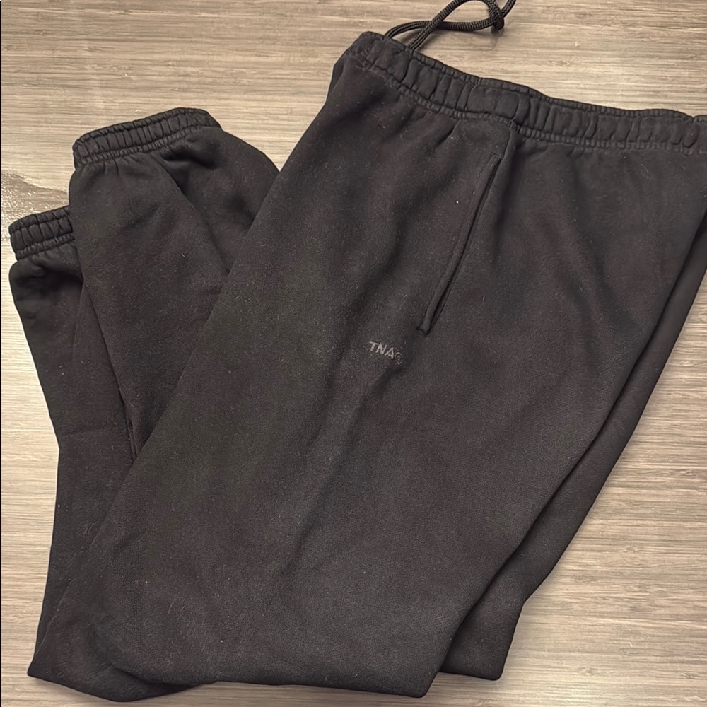 TNA Aritizia mega fleece sweat pants in black size xxs shirt length EUC.